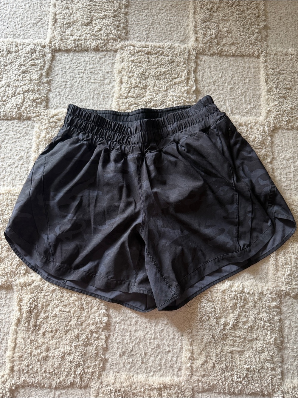 Lululemon Track that Short Camo shorts Sz 8